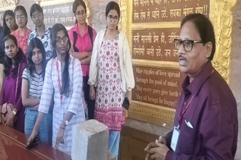 Ashok Sonare explaining ancient history to students